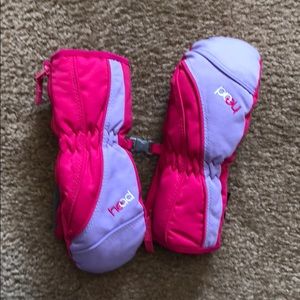Girls insulated winter mittens.